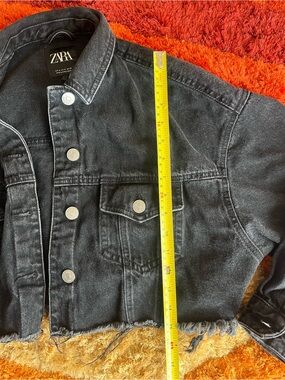 Zara Black Cropped Denim Jacket with Frayed Hem Detail